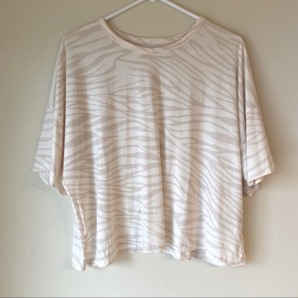 Old Navy Active Cream Animal Print Relaxed Fit Crop Top - Picture 1 of 7